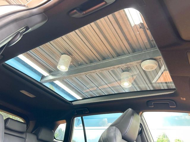 【ガラスルーフ】ガラスルーフ搭載で車内の解放感が一気にアップ！開放的なドライブをお楽しみいただけます。