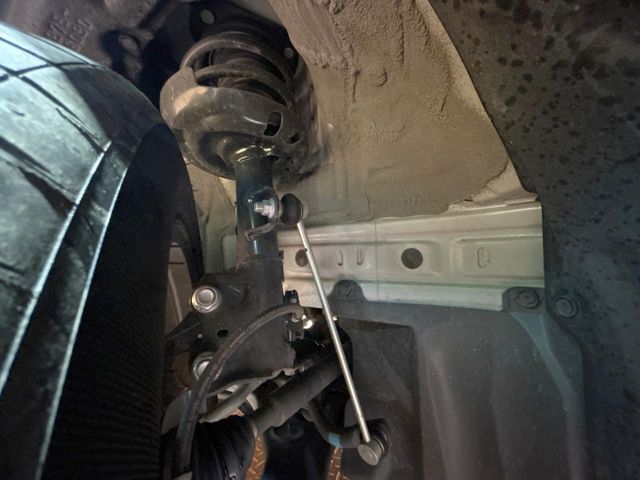 お車を安心してお乗りいただく為には、足回りの定期点検が欠かせません。サービスサポート（有償保証）では無料点検もご提供しており、安心のカーライフをお過ごしいただけるサポート体制が整っています。