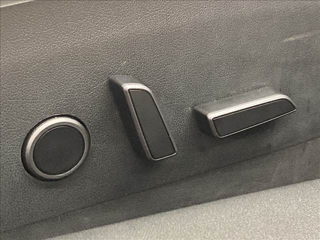 【電動リクライニング】は細やかな調整ができ、体格を問わずベストポジションがとれ長距離ドライブも快適です。