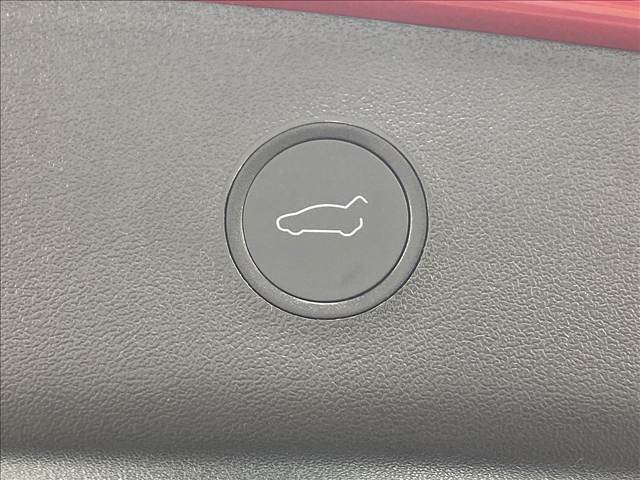 【電動リアゲート】ボタンひとつで大きなゲートも簡単に開閉可能です。背の高いSUVならではの装備は嬉しいですね。