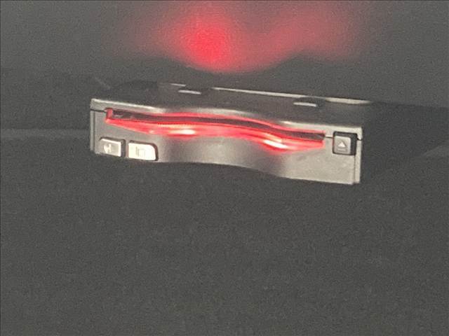 【ETC車載器】を装備しておりますので、ご納車直後からの遠距離ドライブも可能です。土日の利用料金の割引や、朝夕の通行料金を割引料金で高速道路をお楽しみいただけます。