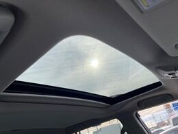 【サンルーフ】開放感たっぷりの希少装備、サンルーフが装着されています！車内に明かりを取り入れたり景色を楽しむ以外にも、車内の空気も簡単に換気できて快適です！