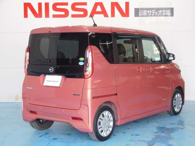 狭い駐車場での乗り降りや荷物の出し入れにとても便利なスライドドア