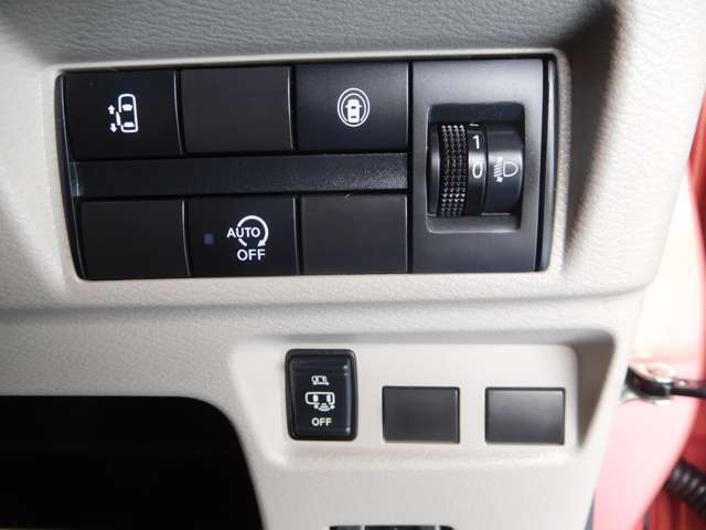 運転席のスイッチで助手席側のスライドドア開閉ができ便利です