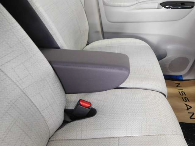 運転席シートアームレスト　長距離運転の疲れを軽減してくれます