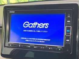 【純正ナビ】人気の純正ナビを装備しております。ナビの使いやすさはもちろん、オーディオ機能も充実！キャンプや旅行はもちろん、通勤や買い物など普段のドライブも楽しくなるはず♪