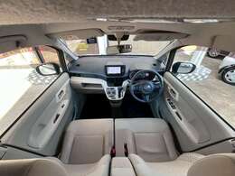 インパネ全体は、視認性と操作性を重視したシンプルで使いやすいレイアウトが特徴です。スイッチ類も直感的に操作できるよう整理されています。日常の小物を整理しやすい点も実用性を高めています。