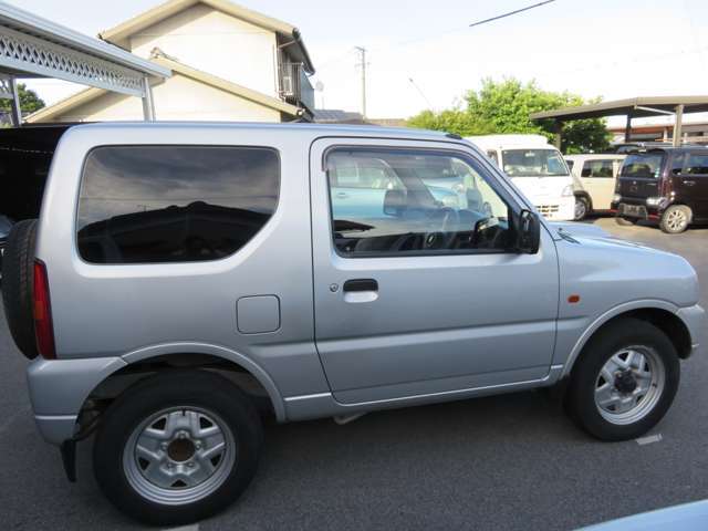 自社では板金塗装ブースも完備しておりますので車体の＊擦り傷＊へこみなどもしっかりと修理させていただいております！