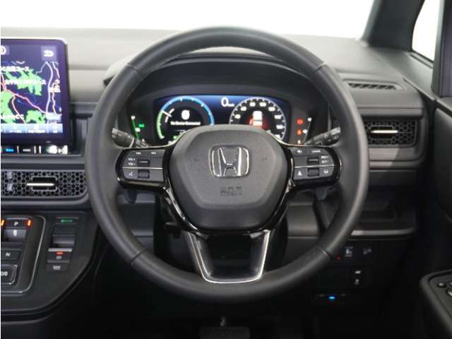 【Honda SENSING】 カメラ等装置で精度の高い検知能力を発揮、安全運転を支援します。ステアリング上のコントローラーに注目！