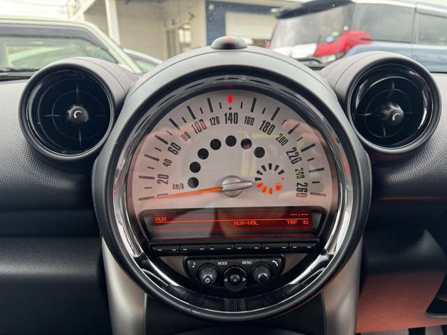 インパネはシンプルなデザイン。各操作スイッチなども使いやすい位置に配置されています！