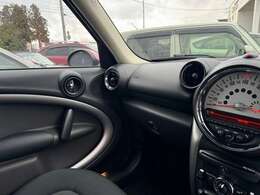 インパネはシンプルなデザインなので、各操作スイッチなども使いやすい位置に配置されています！！