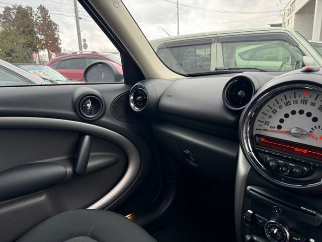 インパネはシンプルなデザインなので、各操作スイッチなども使いやすい位置に配置されています！！