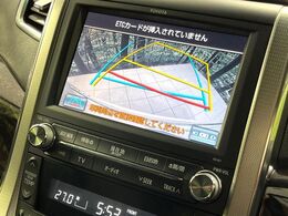 【バックカメラ】駐車時に後方がリアルタイム映像で確認できます。大型商業施設や立体駐車場での駐車時や、夜間のバック時に大活躍！運転スキルに関わらず、今や必須となった装備のひとつです！