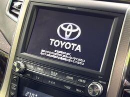 【メーカー純正ナビ】インテリアに溶け込むスタイリッシュな「専用設計」メーカーナビを装備♪視認性や操作性など基本性能にも優れ、より上質なカーライフをお楽しみいただけます。