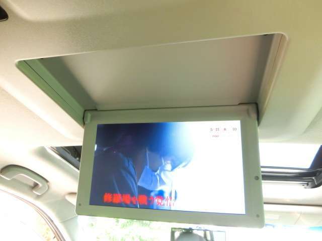 ☆後席フリップダウンモニター装備☆移動時間も退屈せず、お子様にも喜ばれる装備の一つです☆