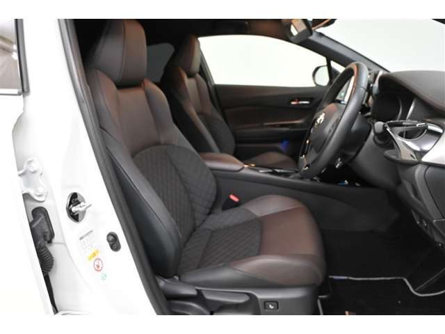 運転席/助手席です。　姿勢が崩れず、正確なステアリング操作が楽しめます。