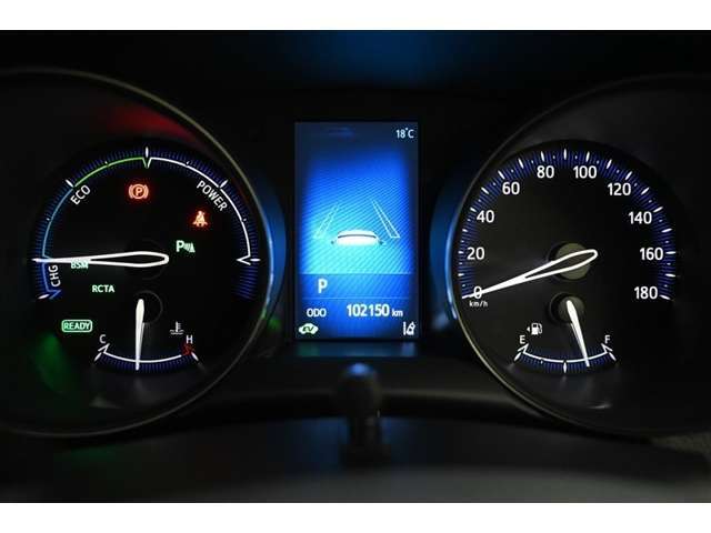 『ハイブリッド専用コンビネーション2眼メーター』＋ 『マルチインフォメーションディスプレイ』を装備しています。