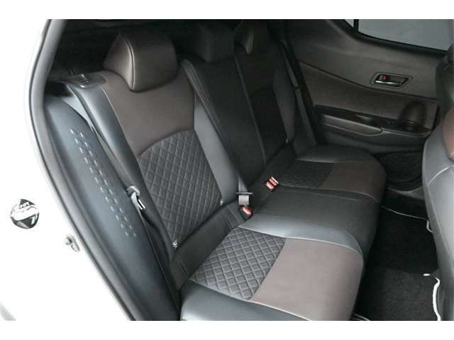 後席空間もしっかり確保しています。パッド厚を追求した、座り心地の良いシートです。