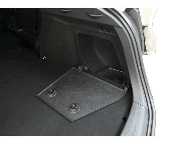 ラゲージルーム両サイドには小物を入れておけるスペースを確保。