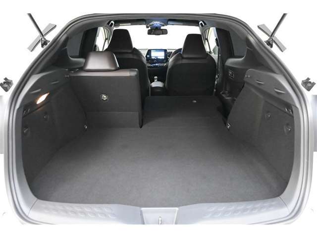 後席は、6：4分割可倒式で、背もたれのレバー操作でシートバックを前倒しできます。