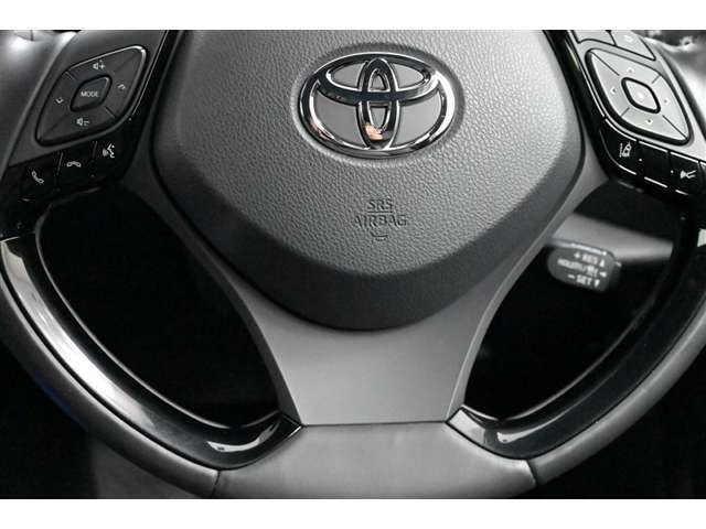 ステアリングスイッチ 装備　ステアリングより手を離さず、◇マルチインフォメーションディスプレイ、◇オーディオ、◇ハンズフリーなどの操作が行えます。