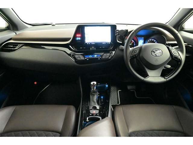 インストルメントパネルです。計器類をドライバー側に向けた、走りを楽しむインパネに仕上がっています。