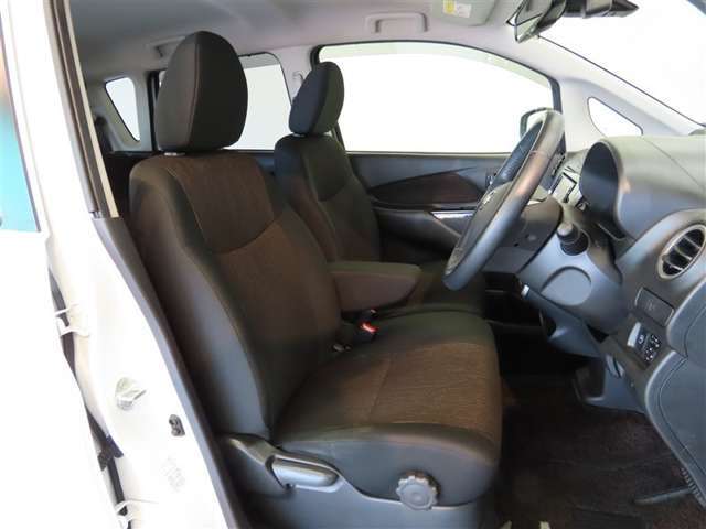 高いホールド性で運転姿勢が安定します。長距離ドライブでも疲れにくいのが魅力です。快適なドライビングライフをお送りください♪