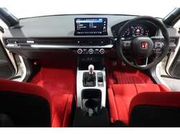 ドライバーを包み込むように、ディスプレーやスイッチ、コンソールを配置。座った瞬間から運転への期待が！空間そのものの心地よさにこだわっています。