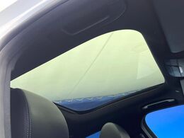 ●パノラミックスライディングルーフ：：大迫力のパノラマルーフは、後部座席にまで続いており、開放的な空間をお楽しみいただけます。