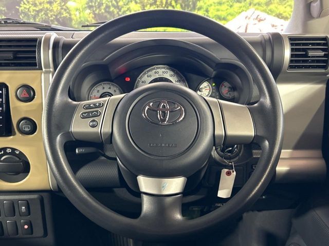 インテリアに合わせたデザインのステアリングは、運転される方のことも考え、運転しやすい形状、大きさです。是非一度、実際に触ってお確かめください。