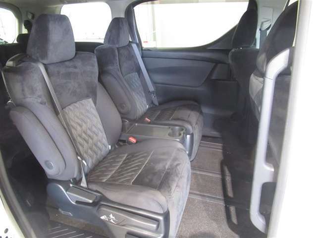 トヨタ高品質中古車洗浄「まるまるクリン」　外装はもちろん、内装はシートを外して見えないところまで徹底洗浄！お客様に責任を持って安心と美しさをお届けします！