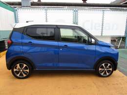 フロントカメラにより、前方の車両や歩行者との距離や相対速度を監視します。衝突する可能性があると判断した時に、警報ブザーなどで注意をし、ブレーキ制御で衝突回避又は衝突被害の軽減をアシストします。