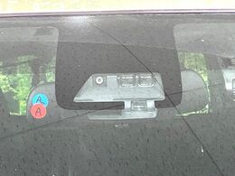 【トヨタセーフティセンス】走行中に前方の車両等を認識し、衝突しそうな時は警報とブレーキで衝突回避と被害軽減をアシスト。より安全にドライブをお楽しみいただけます。