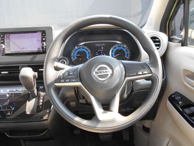 ステアリングハンドルです。オーディオコントロールスイッチが付いて運転中でも手元でオーディオの操作が出来て便利ですよ。