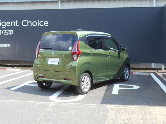 全周囲カメラが付いています。後ろはもちろん隣の駐車ラインまで見れますので車庫入れが簡単で楽しくなりそうです。
