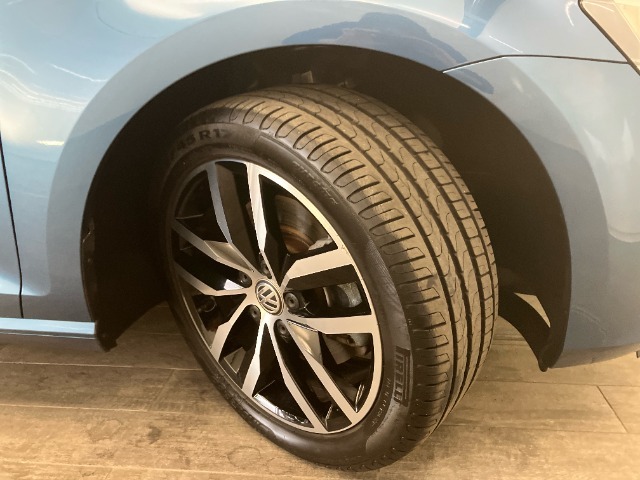 225/45R17タイヤの残り溝は約6分山です。