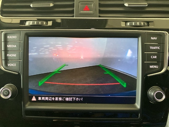 リアカメラが装備されております。シフトレバーをRに入れると、自動的にナビ画面に後方視界が映し出されます。ガイドラインが表示されるので距離が分かり易くなっております。