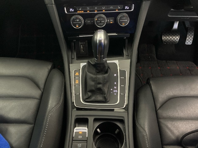 運転席より操作性の良いシフトレバーと、オートエアコンのスイッチ等の画像です。