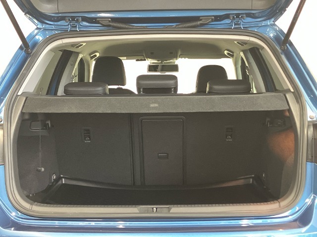 大きく開くテールゲートは、荷物の積み下ろしも楽々行えます。