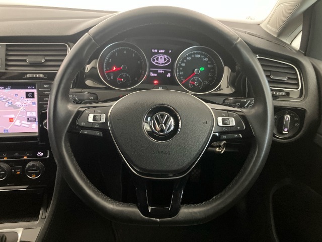 運転席ステアリング周りの画像です。操作しやすいスイッチの配置で運転負荷の低減まで考えたデザインを採用しています。