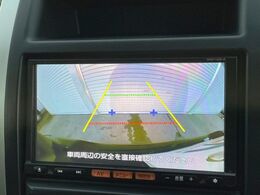 【バックカメラ】駐車時に後方がリアルタイム映像で確認できます。大型商業施設や立体駐車場での駐車時や、夜間のバック時に大活躍！運転スキルに関わらず、今や必須となった装備のひとつです！