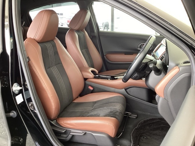 フロント広々、セパレートシートの運転席は、ハイトアジャスターが付いているので、快適にドライブができます。ハンドルはテレスコピック機能で、ハンドル位置を上・下・手前・奥に調節できます。