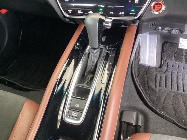 シンプルでとても使いやすいフロアシフトに、パーキングブレーキは電子制御パーキングブレーキです。