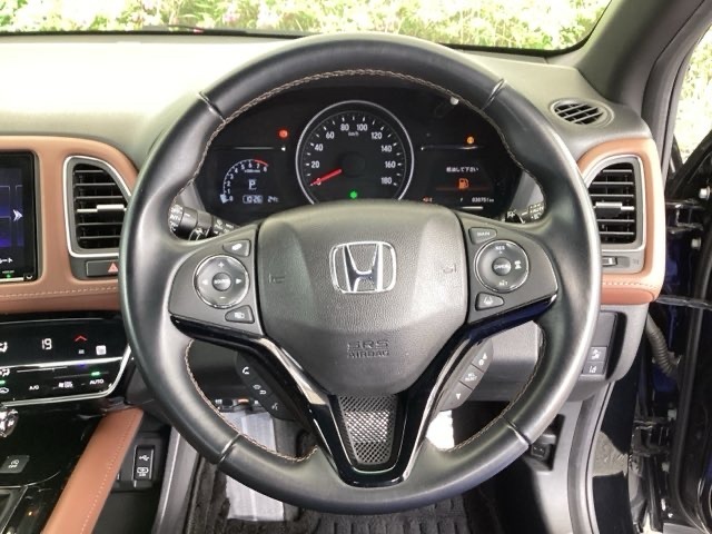 本革ハンドルの後ろには7速パドルシフトがあります。指先で操る事で、マニュアル車感覚のシフトチェンジが楽しめます。また、右にクルーズコントロール、左にオーディオリモコンスイッチがあります。