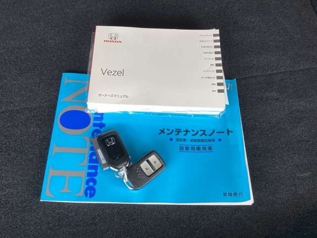 メンテナンスノート【整備記録簿】、取説も揃っています。スマートキーはバッグなどにしまったままボタン操作でエンジンの始動・停止ができて大変便利です。