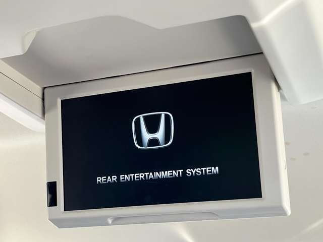 【フリップダウンモニター】後部座席の方が大画面モニターでTVやDVDなどを視聴できます！折りたたんで収納できるので、使用しない時に邪魔にならないというメリットも御座います！