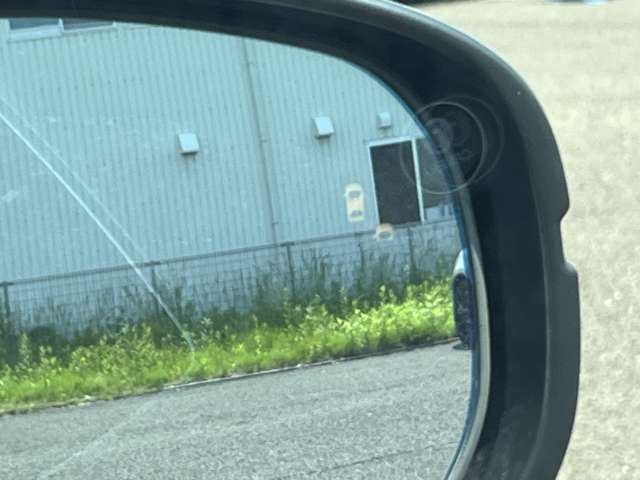 【BSM】隣の車線を走る車両をレーダーで検知し、ドアミラーでは確認しにくい後側方エリアに存在する車両に加えて、急接近してくる車両を検知するとドアミラーに搭載されたLEDインジケーターが点灯します。