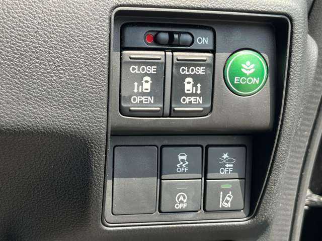 後席に乗る子どもはドアを開けられないけれど、運転席からの操作ではドアが開く。開けたときもドアが邪魔にならないので、抱きかかえた子どもをチャイルドシートに座らせたり抱き上げるのも楽ですよ！