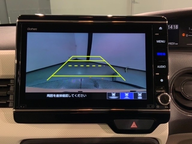 リバースギアに入れるだけで後方の表示へ切り替わります。夜間や雨の日の駐車も楽になりますよ。