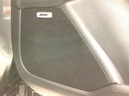 【BOSEサウンドシステム】メーカーオプションの高品位サウンドシステムを搭載。専用のチューニングが施された大小様々なスピーカーから良質なサウンドが奏でられ、臨場感あふれる音響空間を演出します。